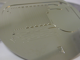 Injection mold with 2-level microfluidic design and drafted sidewalls on all microstructures